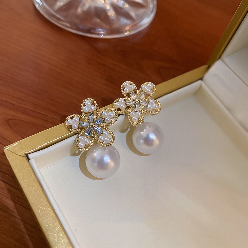 Anting Mutiara Besar Bentuk Bunga Gaya Vintage Untuk Wanita