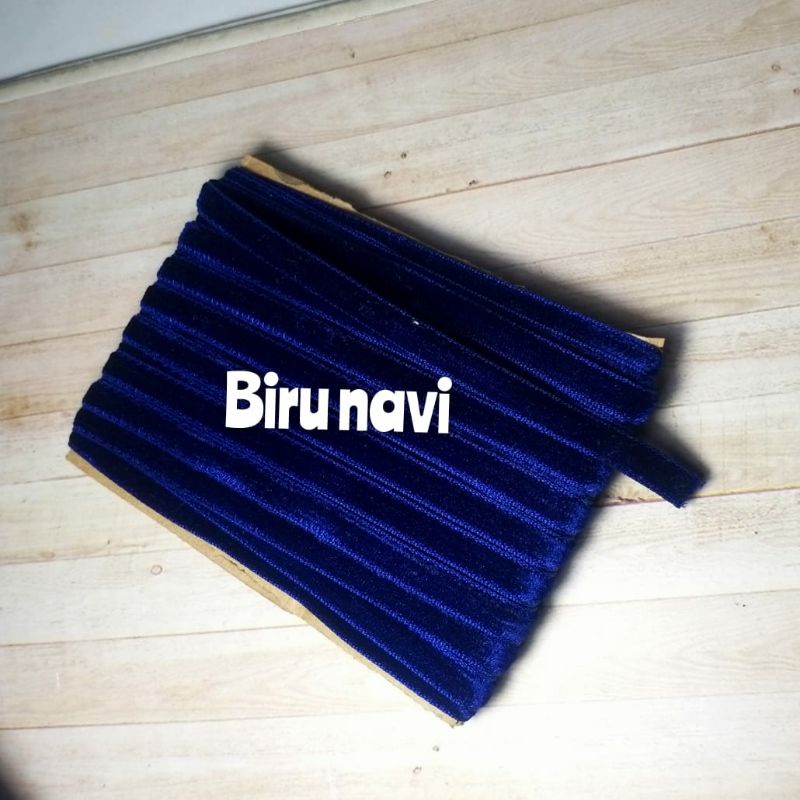 

per rol 15 meter,pita bludru warna biru navi lebar 0.7 cm