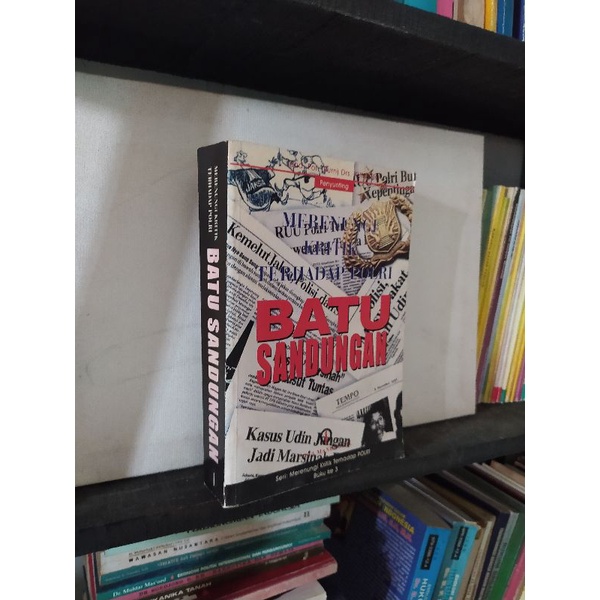MERENUNGI KRITIK TERHADAP POLRI BATU SANDUNGAN. by. Jend kunarto. Cipta manunggal 1999.678hal. Tebal