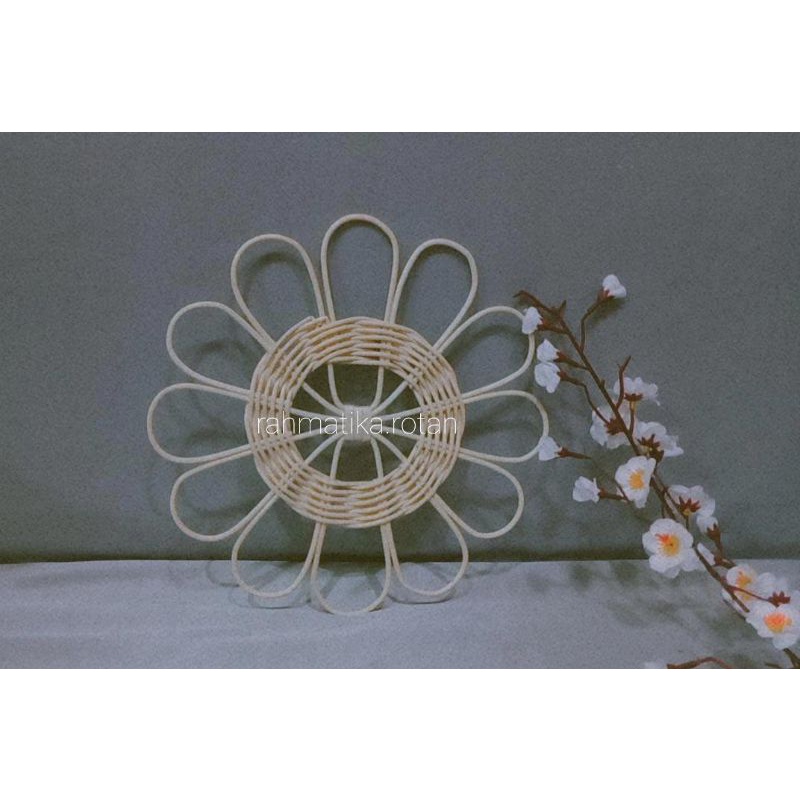 walldecor rotan hiasan dinding motif bunga melingkar