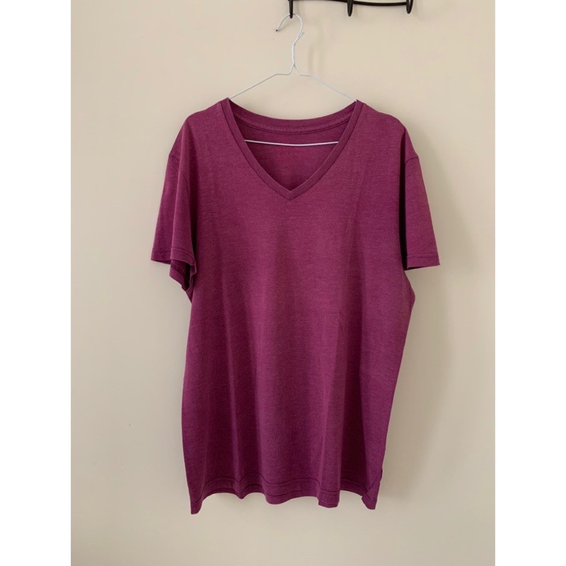 Kaos pria V neck giordano magenta preloved