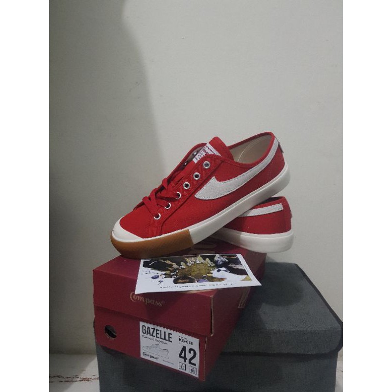 Sepatu compass redgum merah