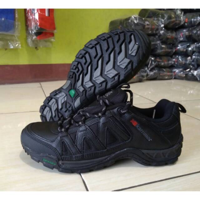 SEPATU GUNUNG KARIMOR