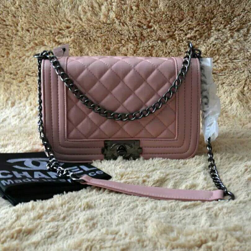 Terbatas Tas Selempang Chanel Model Boy Mini Tali Rantai Warna Baby Pink Muda