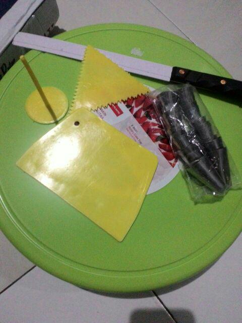 Paket Hemat Alat Dekorasi Kue Set Meja Putar Scraper Gerigi Polos Pisau Roti