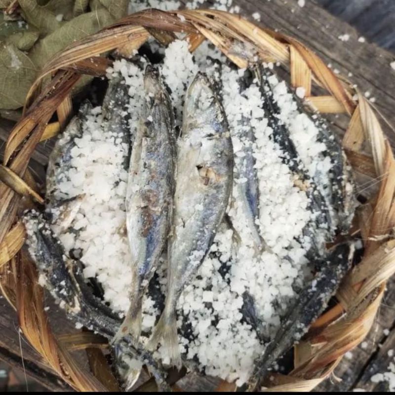 

Ikan Asin Pindang Keranjang / Ikan Asin Pindang Kuantan