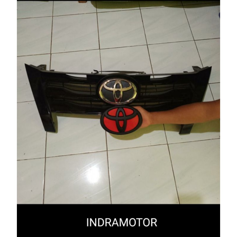 emblem logo grill depan Toyota fortuner