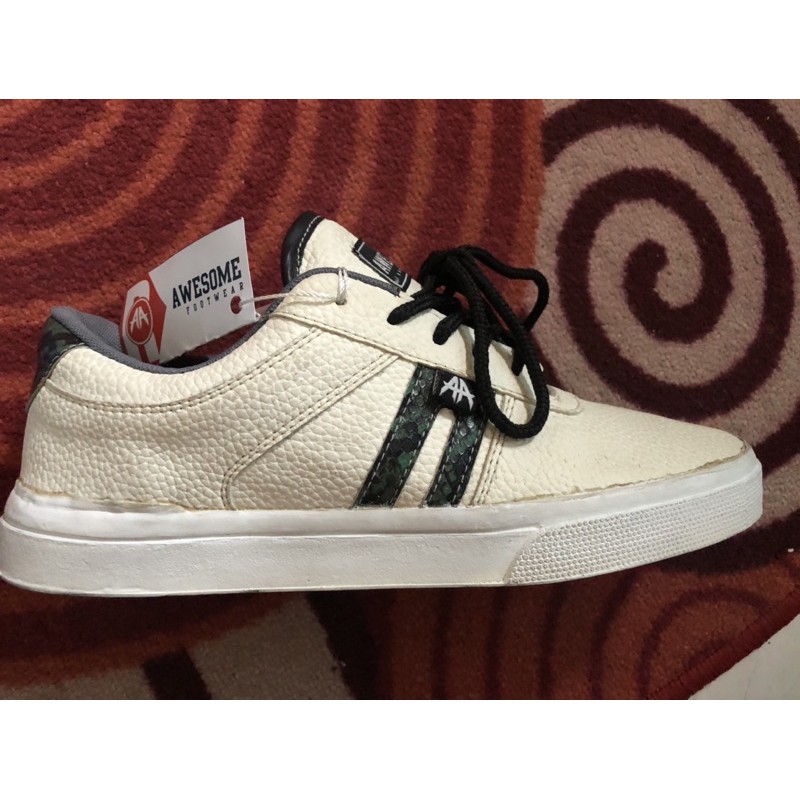 Sepatu Awesome warna cream size 42