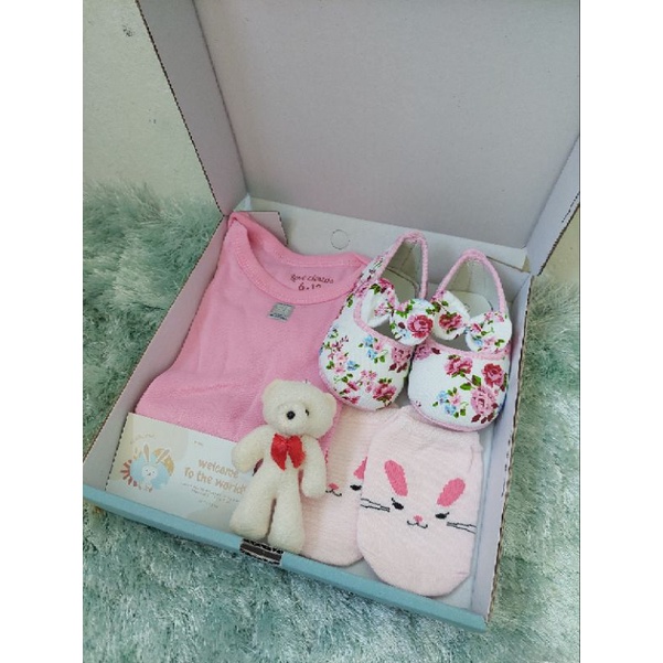 (4 IN 1 BABY BOY GIRL) HAMPERS KADO LAHIRAN BAYI GIFT BOX SEPATU BAJU JUMPER KUPLUK KAOS KAKI SEPATU FLATSHOES BONEKA MURAH MERIAH HADIAH LAHIRAN-Pink white flowers