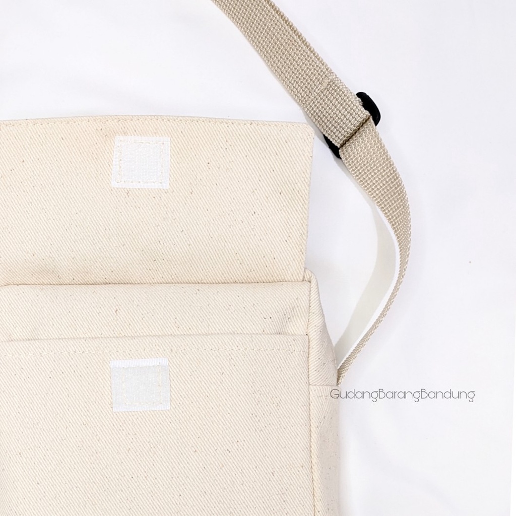 Sling Bag Kanvas dengan Desain Omy dan Resleting: Gaya yang Memikat untuk Aktivitas Anda!