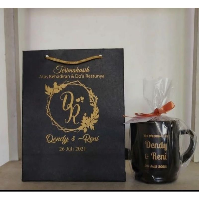 Souvenir gelas hitam dan paperbag hitam