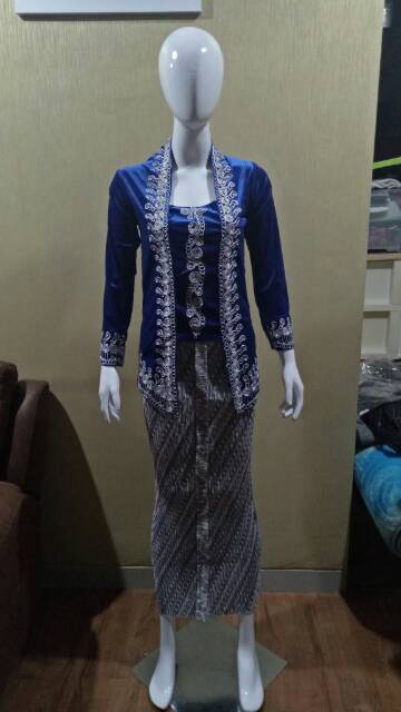 kebaya bludru + rok plisket