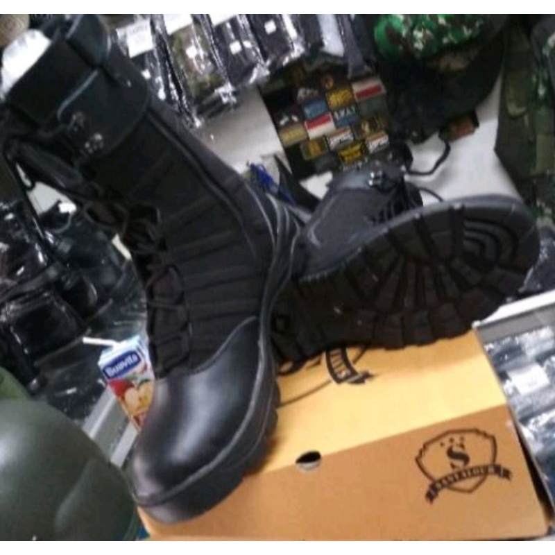 Sepatu model ninja TITANS LOCAL