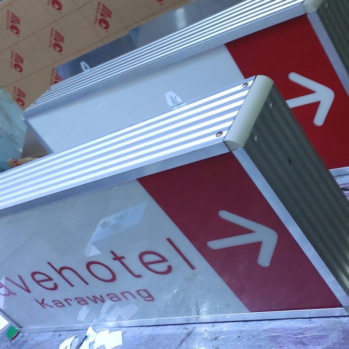 

Neon box 30 X 60 cm Limited