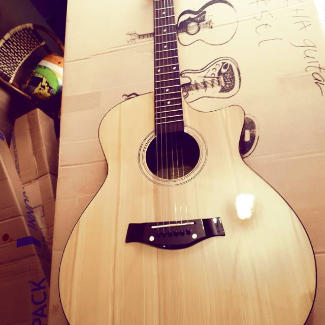 Gitar akustik taylor natural gloss