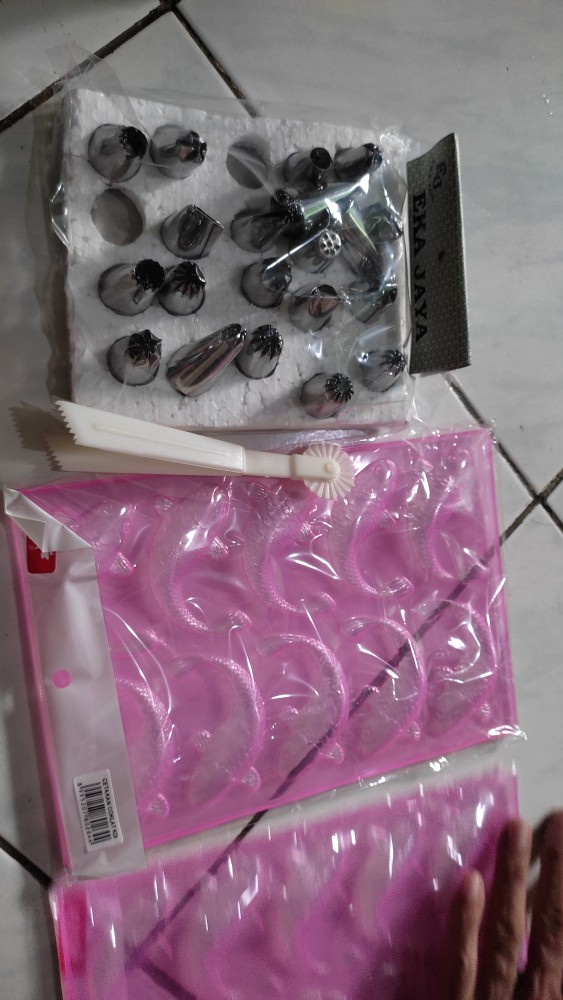 Penjepit Jepit Nastar Daun Dengan Roda Pemotong