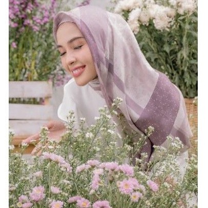 Rachel Scarf wearing klamby