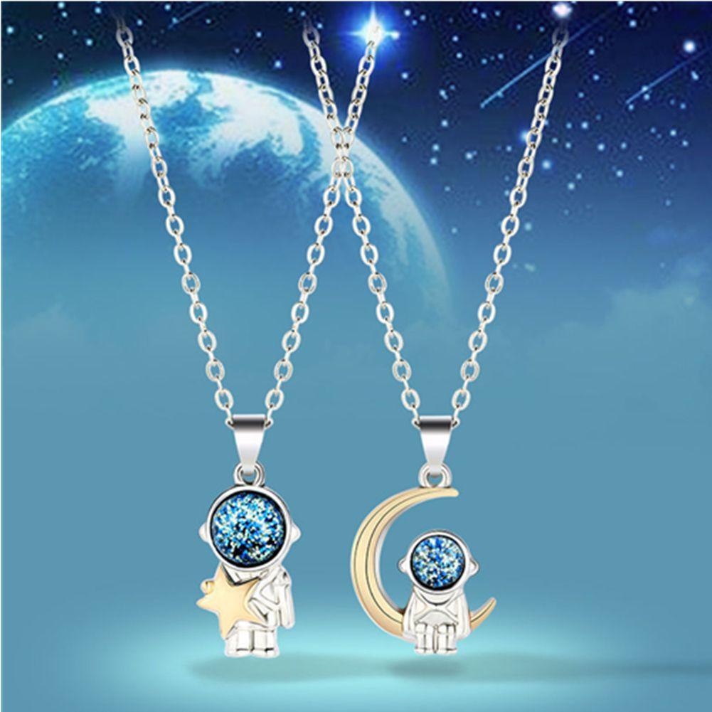 Solighter 1pasang Astronot Liontin Pasangan Kalung Aksesoris Hari Valentine Pria Dan Wanita Perhiasan Cinta Memorial Pasangan Klavikula Necklace