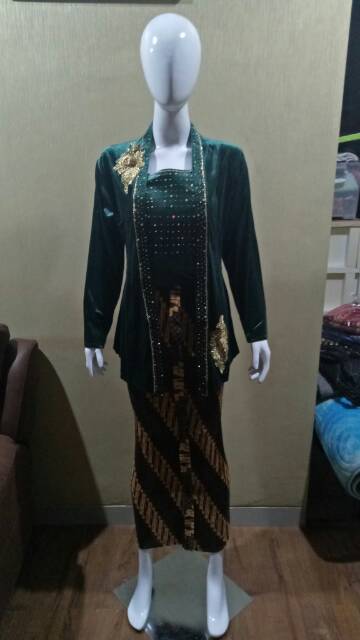 kebaya bludru + rok plisket