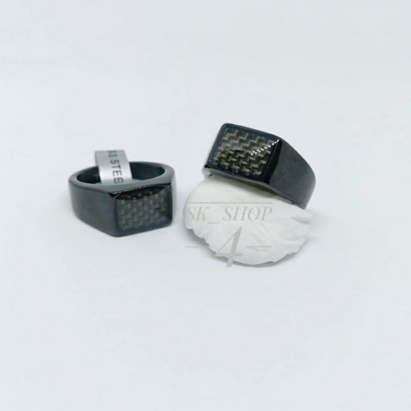 cincin titanium pria motif karbon kotak kecil hitam