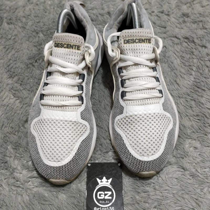sepatu second DESCENTE