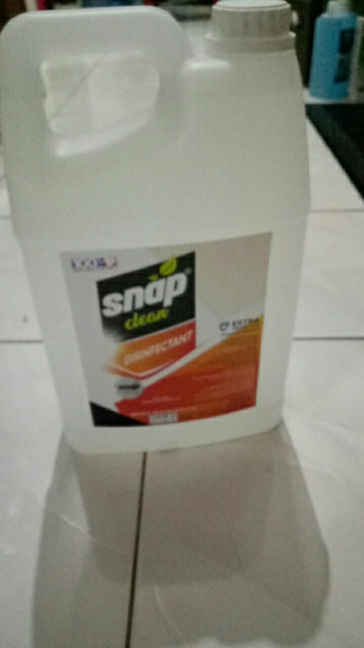 Karbol Mengandung Disinfektan Snap Clean 4 Liter