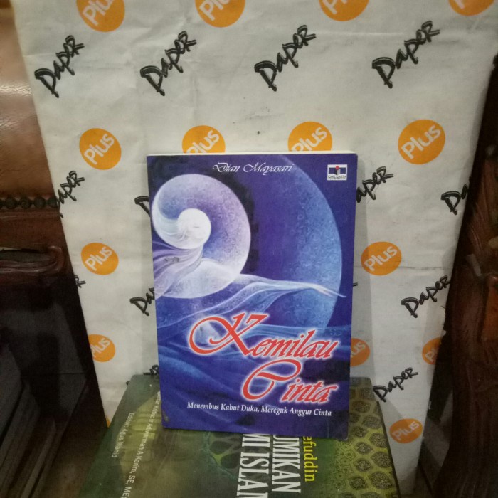 ORI KEMILAU CINTA MENEMBUS KABUT DUKA MEREGUK ANGGUR CINTA