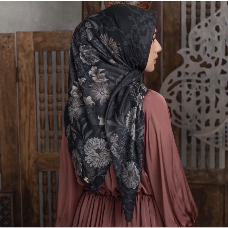 Sandhya Scarf BLack HL Heaven Lights