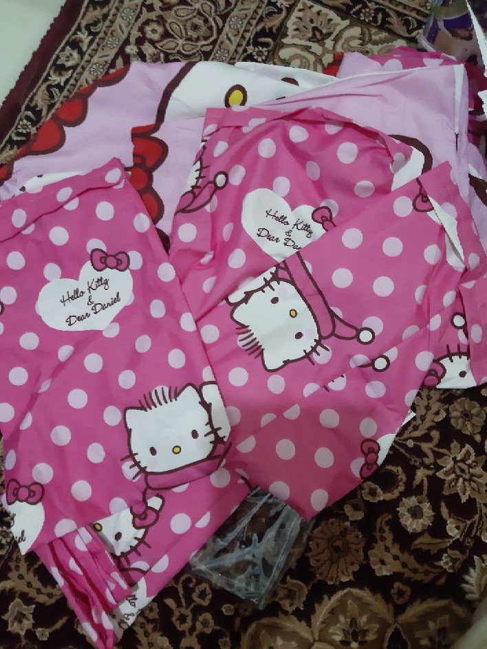 Sprei Lady Rose 180 B4 kitty & Daniel // 4 Bantal 2 Guling