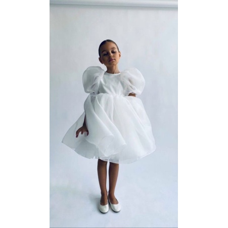 gaun putih organza