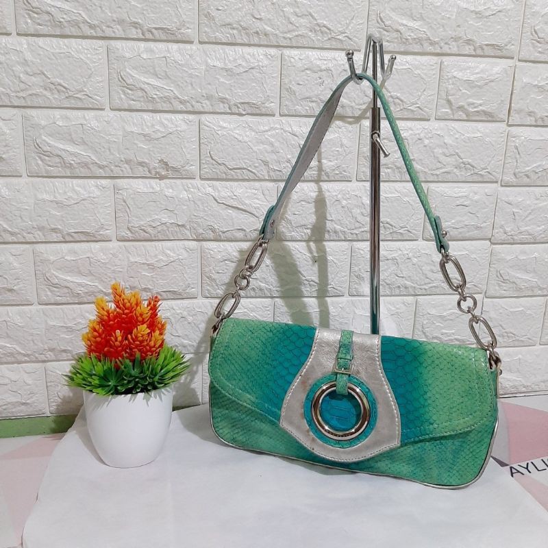 Anne Klein Kepala Singa