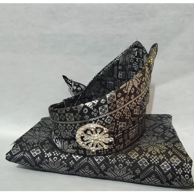 tanjak + kain songket (samping)