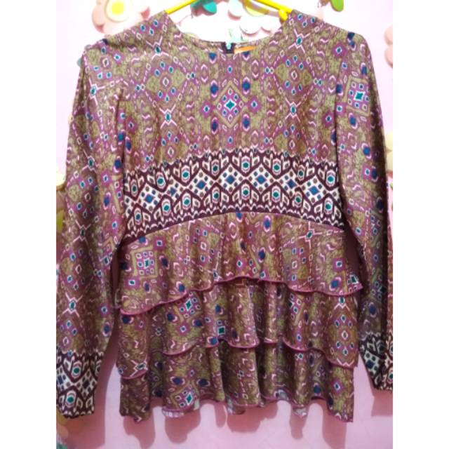 Ruffle blouse batik