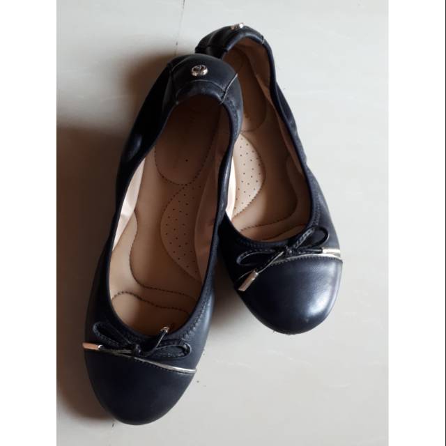 Sepatu flat leather hush puppies preloved