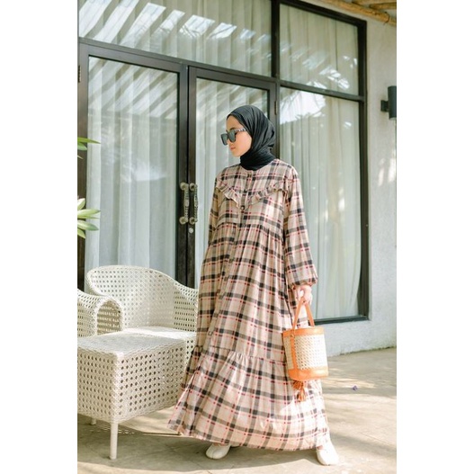 HAYYA PLAID BLACK RED BY HAIDEE & ORLIN