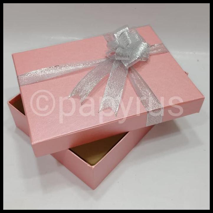 

Produk Terlaris Papyrus Kotak Kado Gift Box 15X20Cm Tinggi 5Cm