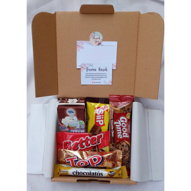 

HAMPERS SNACK BOX/SNACK GIFT BOX/KADO WISUDA/HADIAH WISUDA/KADO ULANG TAHUN/KADO MURAH HAMPERS LEBARAN