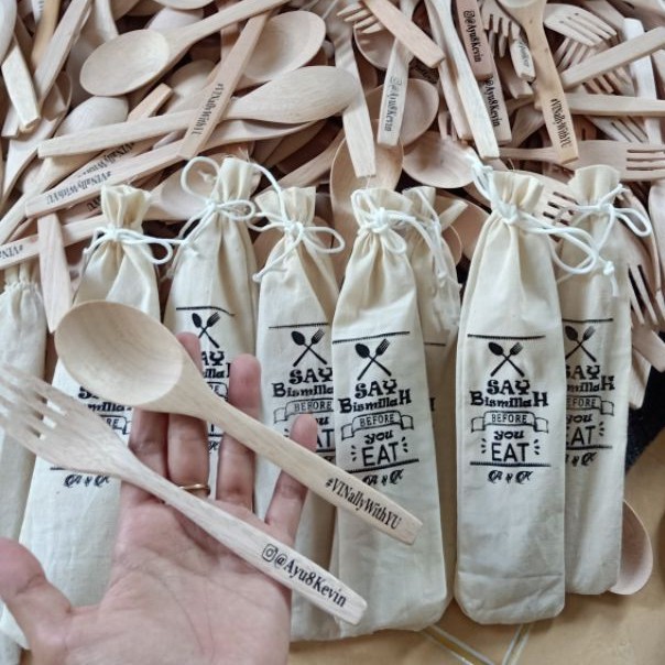 Souvenir sendok garpu kayu kemas pouch blacu | Shopee Indonesia