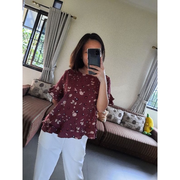 The Executive Atasan Blouse Wanita Merah Maroon Floral Ruffle Kerja Kantor Red CNY Imlek