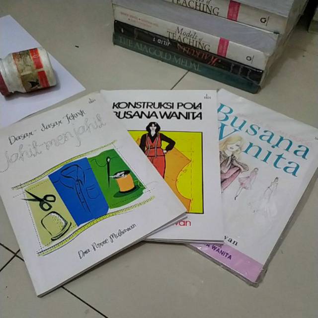 1 SET KONSTRUKSI POLA BUSANA WANITA