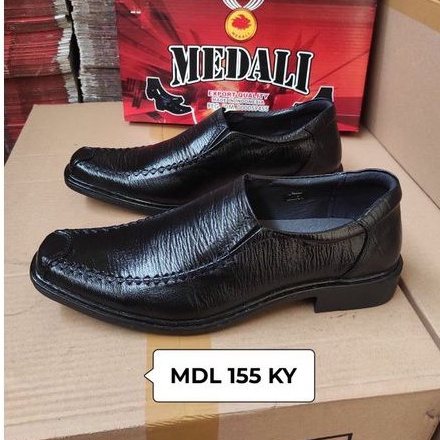 Sepatu kulit pria pantofel sepatu kerja formal tampil lebih keren