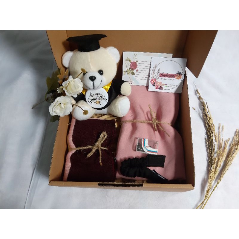

Gift Box Wisuda (Boneka Bear 16 cm, Hijab)