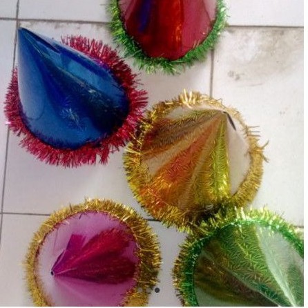 topi kerucut kertas tahun baru