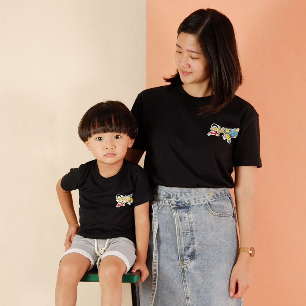 

Pop Kidswear Ultraman Dino Couple tee - kaos kembar keluarga ultraman dinosaurus hitam
