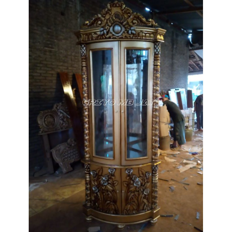 lemari jati hias pojok ruang tamu