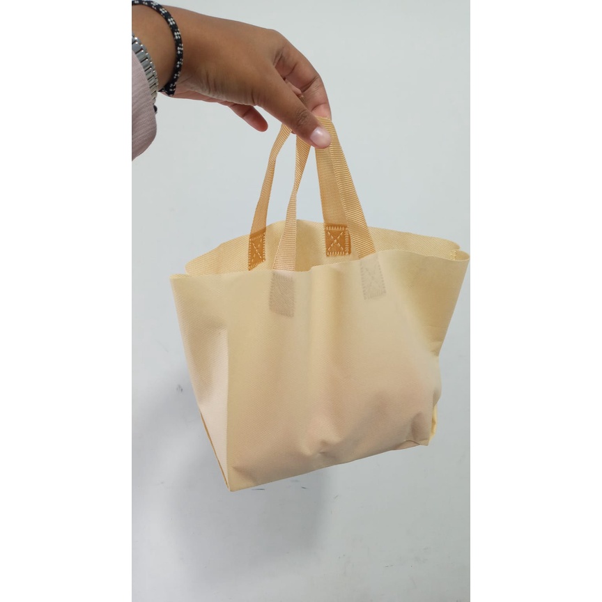 

TAS SOUVENIR UKURAN 20 X 20 X 15