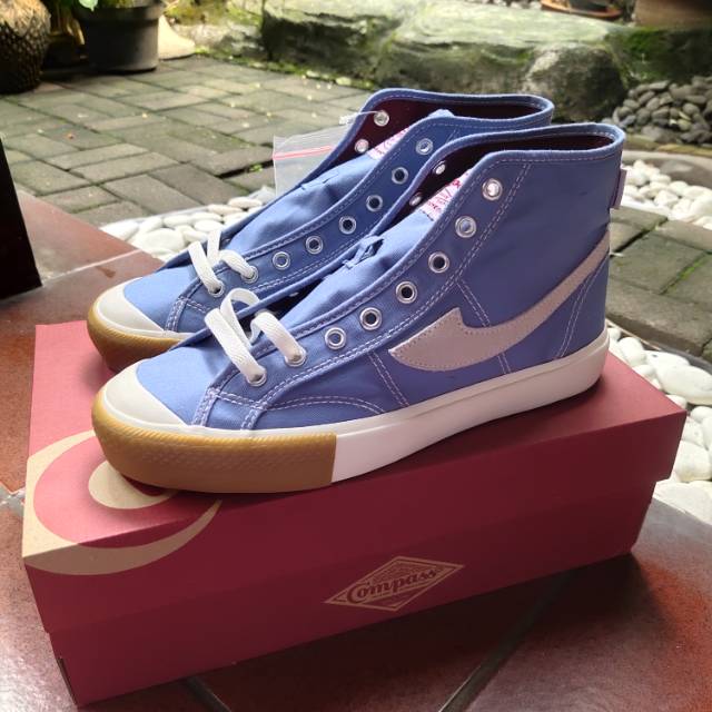 Sepatu compass gazelle high blue sky