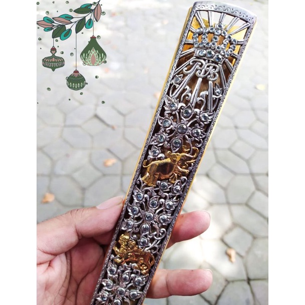 Pendok kerisBahan tembaga
Model krawangan alas alasan