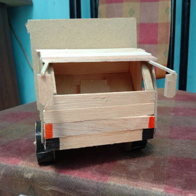 Miniatur truk fuso bak datar