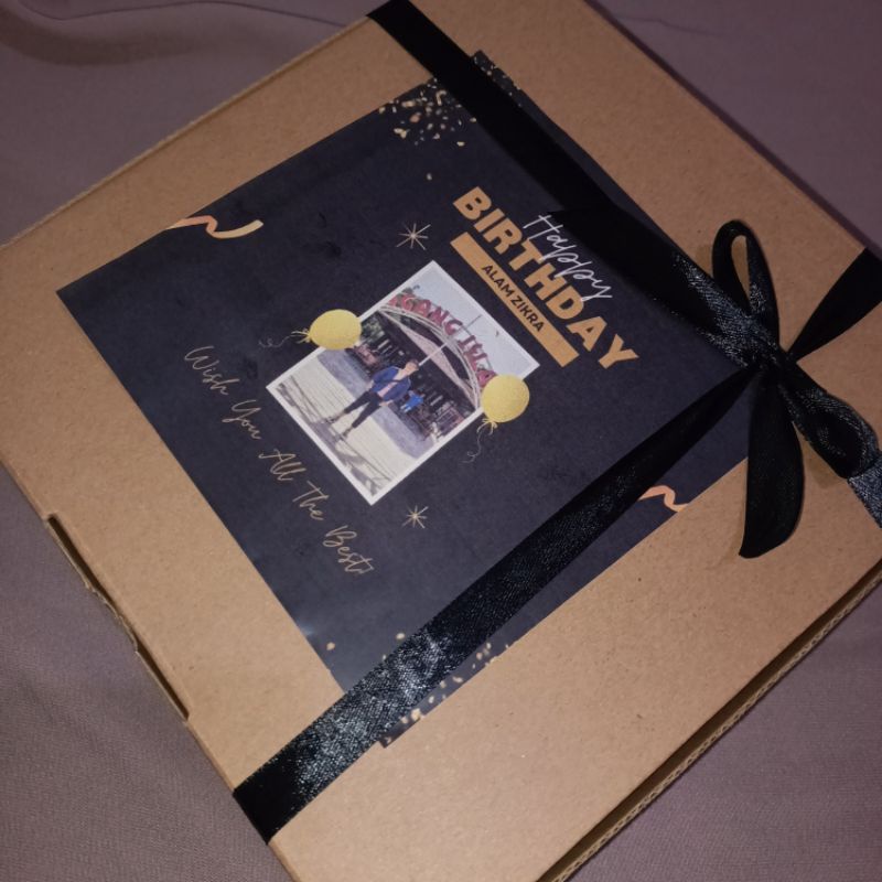 Hampers Cowok Kado Gift Box Ulang Tahun Wisuda Birthday Anniversary Free Kartu Ucapan Dan Kardus anti penyok Bisa Pakai Foto Isi Baju Kaos Dompet Parfum Serba Hitam